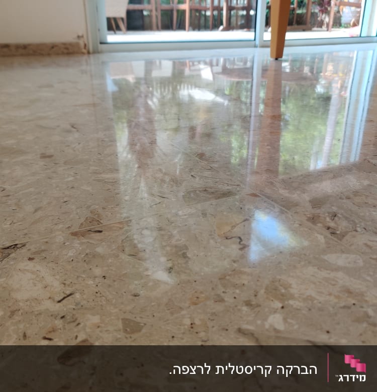 רצפה מבריקה עם השתקפות אור